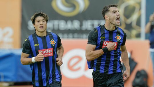 Freuen sich über den Treffer zum 2:1 kurz vor der Pause: Igor Blagojevic (rechts) und Masahiro Fujiwara. Den Ball über die Linie