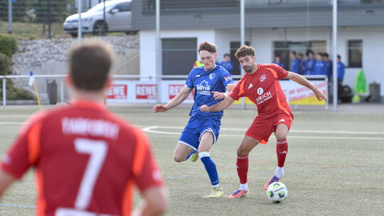 Trier-Tarforsts Florian Weirich (rotes Trikot) brachte den Ball zwar zum zwischenzeitlichen 2:2 im eigenen Tor unter, das spielt