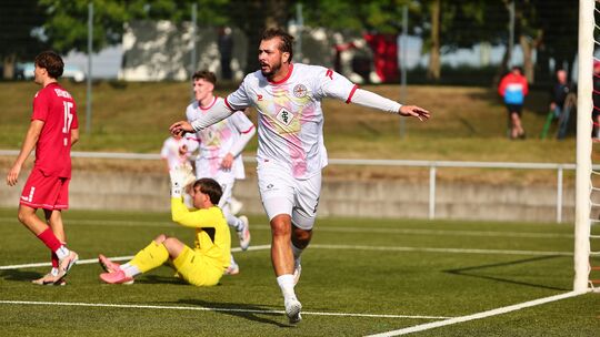 Enrico Köppen (vorne) stellte gleich in seinem ersten Spiel in der Oberliga unter Beweis, dass er nichts von seinen Torjägerqual Enrico Köppen (vorne) stellte gleich in seinem ersten Spiel in der Oberliga unter Beweis, dass er nichts von seinen Torjägerqual