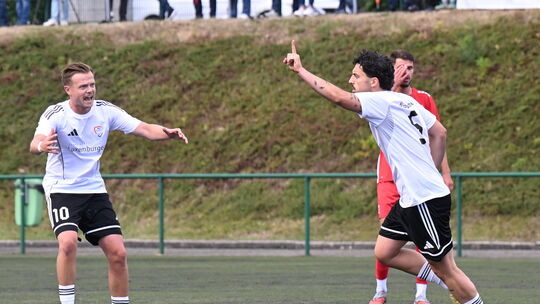 Jonas Tarek Ercan (vorn) erzielte für seine FV Morbach dann zwischenzeitlichen Treffer zum 2:0, auch, weil es Gastgeber Malberg