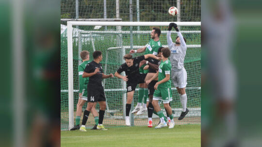 Getümmel vor dem Kasten von Alemannia Waldalgesheim, aber Keeper Andrej Juric bereinigt die brenzlige Situation entschlossen. Am