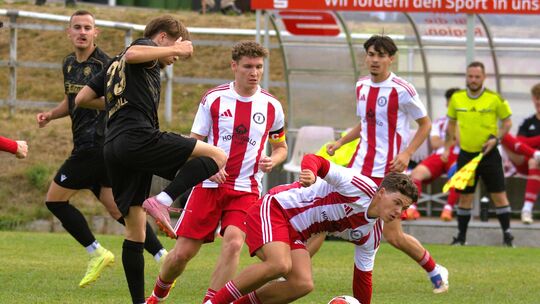 Rassig ging es zu im Duell des SC Idar-Oberstein II (rot-weiß) mit dem TSC Zweibrücken. Hier behauptet der Idarer Kian Wenskat d