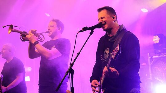 Der Abräumer am Samstagabend: Die Brass-Punkband 100 Kilo Herz aus Leipzig.