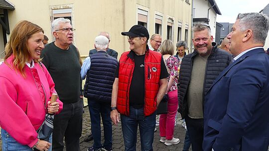 Ortsbürgermeister Hubert Paal (Mitte) informierte die Gäste bei einem Rundgang durch Berschweiler.