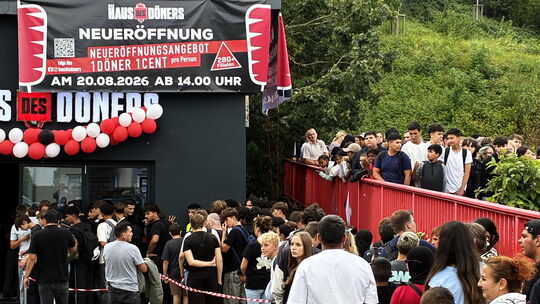 In der Alleestraße in Montabaur hat das „Haus des Döners“ am Donnerstag seine Pforten geöffnet. Über dem Eingang prangt die Einl