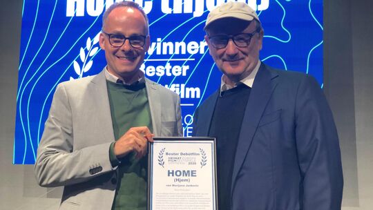 Staatssekretär Denis Alt (links) und Juror Rainer Bock mit dem Preis für den besten Nachwuchsfilm.