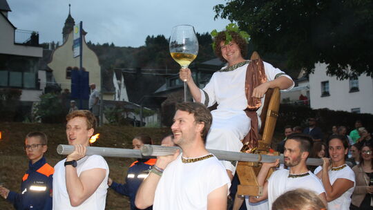 Bacchus Linus wurde als irdischer Vertreter des römischen Weingottes von seine Vasallen auf seinem geschnitzten Thron per Freilu