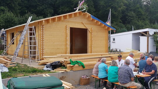 Der Kur- und Verkehrsverein Herschbach errichtet zurzeit auf dem Campingplatz das Holz-Ferienhaus „Greta“, das angemietet werden