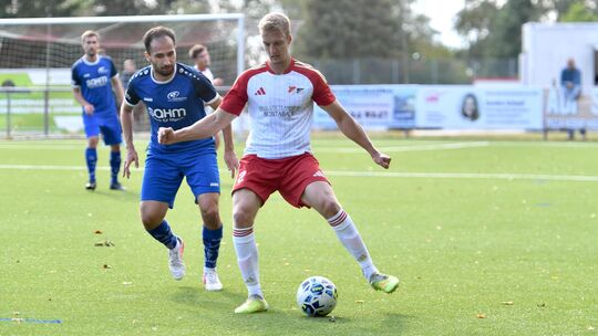 Höhr-Grenzhausens Hasan Can Yarim (in Blau) und Hundsangens Kevin Hanke (am Ball) mussten sich jeweils mit einem Punkt im Duell