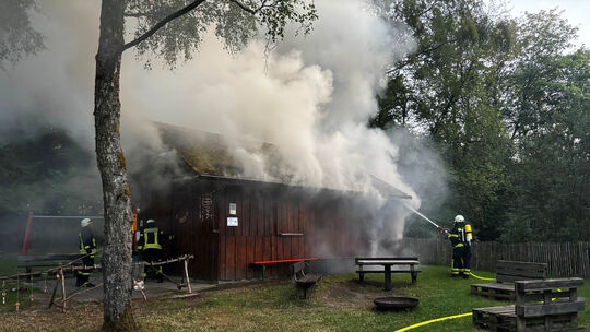 Die Weiherhütte in Steimel-Weroth stand am 12. August in Flammen. Die Feuerwehr hatte den Brand schnell unter Kontrolle.