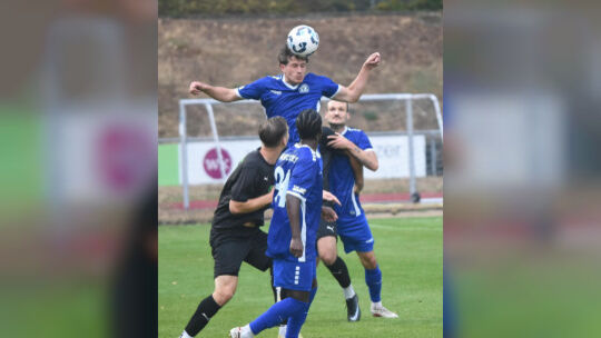 Die SG Eintracht Bad Kreuznach (blaue Trikots) war im Jahrmarktsspiel obenauf, bezwang den VfR Grünstadt mit 2:1.