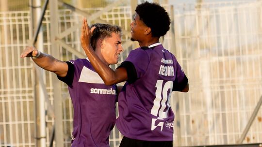 Tore feiern – und die ersten Testpielsiege: Der Kastellauner Jeremy Mekoma (rechts) trägt die Nummer 10 beim FC Germania Mallorc Tore feiern – und die ersten Testpielsiege: Der Kastellauner Jeremy Mekoma (rechts) trägt die Nummer 10 beim FC Germania Mallorc
