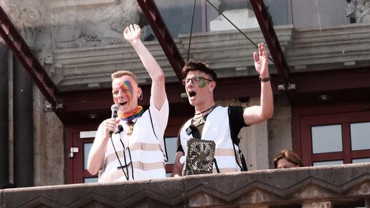 Oliver Antpöhler-Zwiernik (links) und Patrick Zwiernik fordern, dass der Schutz queerer Menschen nicht von der Haushaltslage abh