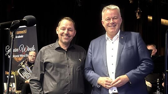 Der künstlerische Leiter von German Winds, Sven M. Helinghausen, freut sich über den Besuch des Ministerpräsidenten von Rheinlan