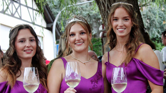 Die neue Dieblicher Weinkönigin Michelle Perscheid (Mitte) erhielt beim Dieblicher Weinfest die Krone. Ihr zur Seite stehen die