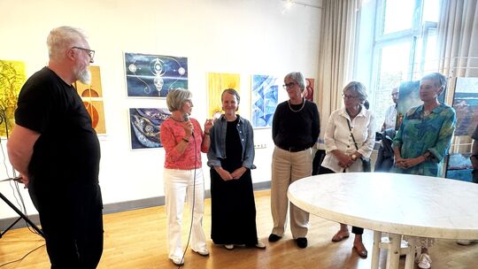 Die Künstlerinnen stellen sich bei der wandernden Vernissage ihren interessierten Gästen vor.