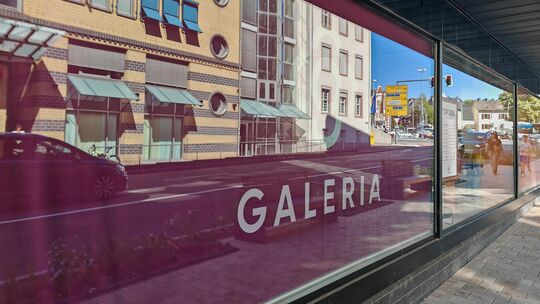 Blick in ein Schaufenster von Galeria (Karstadt) an der Diezer Straße in Limburg. Das drohende Aus sorgt Einzelhandel und Politi