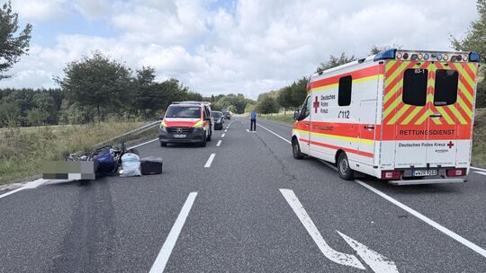 Bei der Kollision mit einem Pkw hat ein Motorradfahrer am Sonntagvormittag schwere Verletzungen erlitten.
