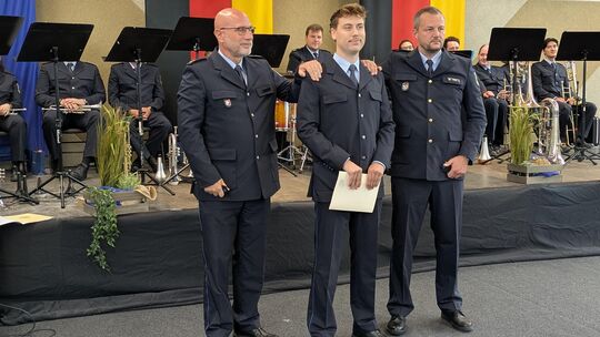 Dieser Absolvent (Mitte) hat seine zweieinhalbjährige Ausbildung zum Polizeimeister überstanden. In Diez erhielt er seine Ernenu