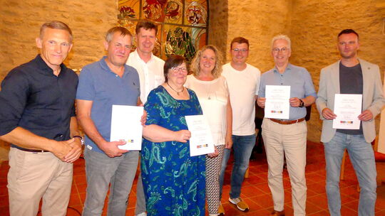 Für ihr besonderes Engagement wurde die Meisenheimerin Renate Gilcher (4. von links) mit einer Urkunde von Landrätin Bettina Dic