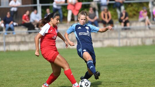 Marie Fischer (links) traf zwar zum 1:0 für den 1. FFC Montabaur gegen den SC 13 Bad Neuenahr, aber am Ende ging das Duell der R
