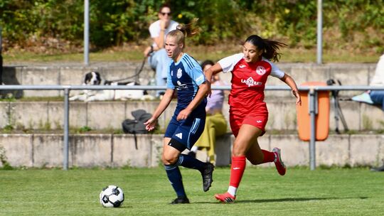 Marie Fischer, wer sonst? Die Torjägerin vom Dienst (links) erzielte den ersten Treffer der Saison für den 1. FFC Montabaur. Am