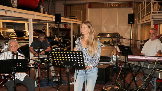 Die Band „Heritage“ mit dem Gitarristen Herbert Wolf, dem Schlagzeuger Andreas Edenhauser, der Sängerin Joke Furgoll und dem All