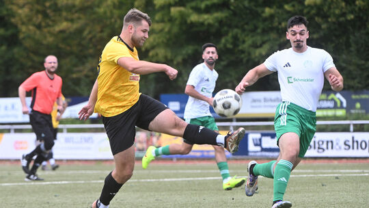 Der SC Rhein-Ahr Sinzig um Timo Retterath (gelbes Trikot) setzte sich mit 2:0 beim SV Remagen durch.