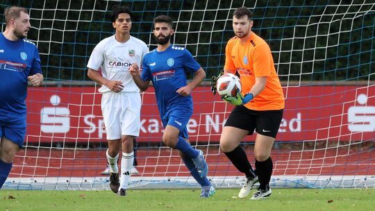 Maxim Karch, Torhüter des HSV Neuwied II, stand im Spiel gegen den SV Rheinbreitbach II spät im Mittelpunkt des Geschehens. Er e