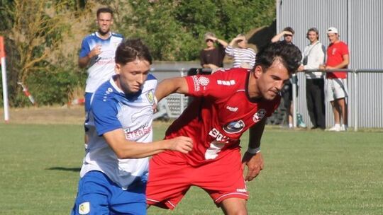 Der Ahrweiler BC (rote Trikots) war gegen den TSV Gau-Odernheim zwar in Führung gegangen, unterlag am Ende aber mit 1:2. Der Ahrweiler BC (rote Trikots) war gegen den TSV Gau-Odernheim zwar in Führung gegangen, unterlag am Ende aber mit 1:2.