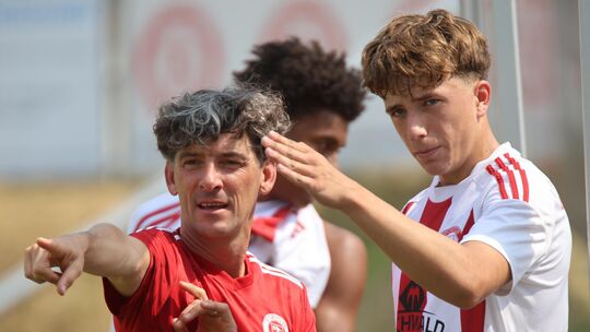 Trainer Alexis Currier (in rot) freut sich über den ersten Sieg der B-Junioren des SC Idar-Oberstein.