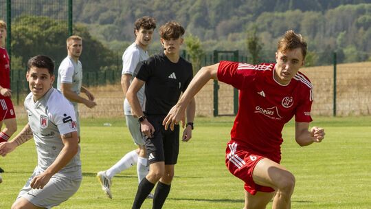 Laubachs Neuzugang Maximilian Uhlig (in Rot) blieb zwar gegen Bitburg ohne Treffer, rackerte aber viel im zentralen Mittelfeld b