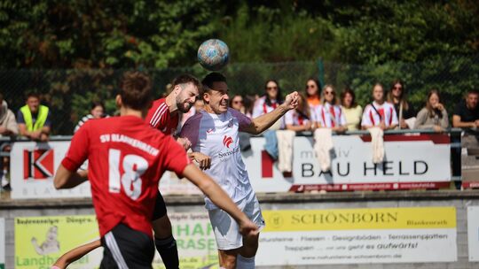 Der SV Strimmig um 3:0-Torschütze Robin Gründer (rechts) hat das Derby beim SV Blankenrath vor 320 Zuschauern mit 4:2 gewonnen.
