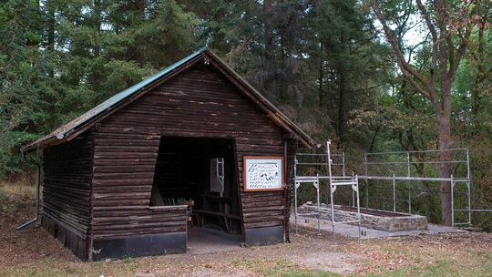 Das abgebrannte Gebälk der Grillstele neben der Schutzhütte in Ruschberger Wald wurde schon abgerissen. Ein Ruschberger Zimmerbe