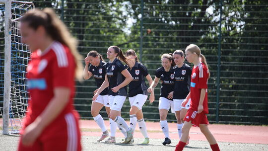 Der SV Holzbach (in Schwarz-Weiß) hat die rotgekleideten Saarburgerinnen in die Schranke verwiesen: Der Vize-Meister der Vorsais
