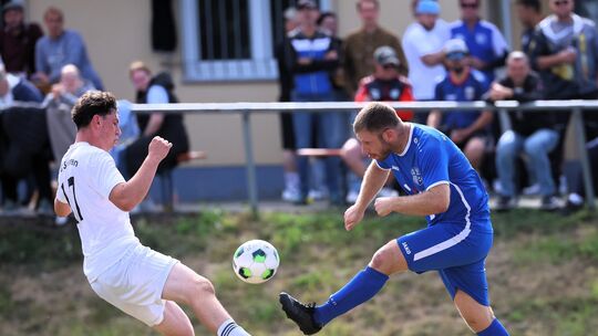 Die SG Ober Kostenz/Sargenroth (rechts mit Peter Sauer) gewann das Derby in Oppertshausen gegen die SG Sohren/Büchenbeuren um Jo