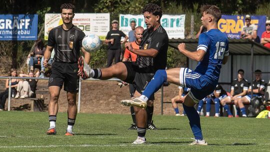 Nicht zu halten: Belmin Kurpejovic (Mitte) traf im Derby doppelt für die SG Weinsheim. In diesem Fall versetzt er den Schmittwei