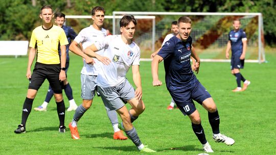 Die SG Maifeld-Elztal (in Grau, von links mit Niclas Lohn und Aaron Weidle) feierte in ihrem ersten Auswärtsspiel nach dem Aufst