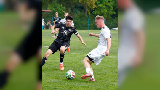 Musste mit der Roten Karte vom Feld: Maximilian Stumm (rechts) vom SV Winterbach.