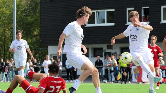 Der TuS Immendorf am Boden, die Fußballer der SG 99 Andernach (in Weiß) dominant und obenauf: Die Andernacher besiegten ihren An