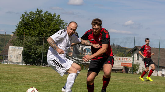 Florian Herzog, einer der beiden Nohener Spielertrainer (links), setzt sich hier gegen den Weiersbacher Jakob Hornberger durch.