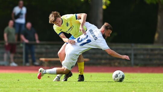 De HSV Neuwied (im weißen Trikot Jannick Wingender) und der SV Weitersburg um Oscar Mers schenkten sich in ihrem Bezirksliga-Spi