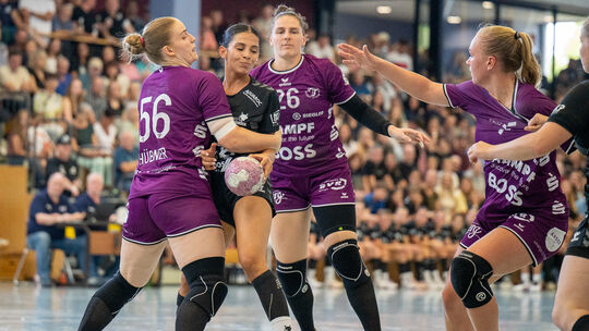 Dunya Mohebzada (in Schwarz) und ihr Regionalligist HSG Hunsrück unterlagen in der ersten Runde des DHB-Pokals vor 500 Zuschauer