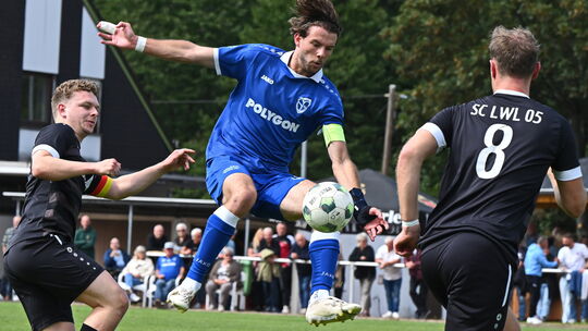 Kapitän Mathis Füllengraben (in Blau) und die SG Mudersbach/Brachbach sind weiter voll im Höhenflug. Der 3:0-Heimsieg gegen den