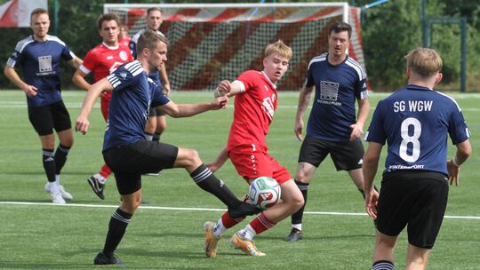 Mit drei Treffern war Leon Groß (Mitte im roten Trikot) der Mann des Tages bei der SG Herschbach-Schenkelberg, die den frühen Rü