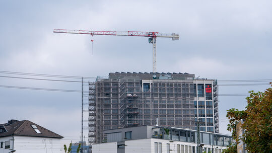 Das rote S der Sparkasse ist seit Kurzem am Hochhaus in Koblenz zu sehen. Viele Jahre drehte sich oben auf dem Dach auch ein gro