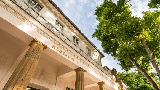 Das Bäderhaus in Bad Kreuznach steht vor einer ungewissen Zukunft, da der Stadtrat über seine Schließung berät. Auch die Partner
