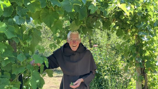 Ob Weintrauben, Gemüse oder Blumen: Pater Elias weiß, wie er den Garten am Kloster Springiersbach zum Blühen bringt. Ob Weintrauben, Gemüse oder Blumen: Pater Elias weiß, wie er den Garten am Kloster Springiersbach zum Blühen bringt.