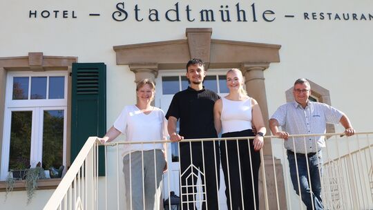 Laura Wiesner und Peter Gayed (Mitte) übernahmen in Monzingen das Restaurant "Stadtmühle". Simone (links) und Elmar Schauß (rech