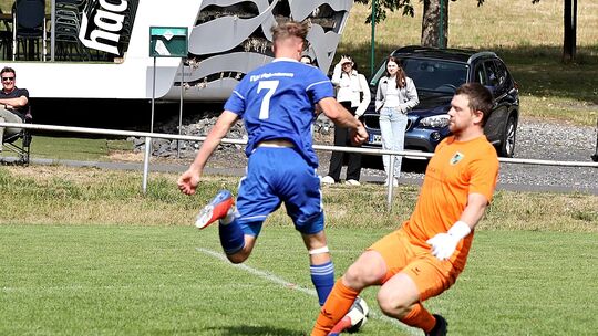 Hier umkurvt Holzhausens Angreifer Jarek Herborn den Herschbacher Torwart David Horz und erhöht noch vor der Pause auf 0:3.